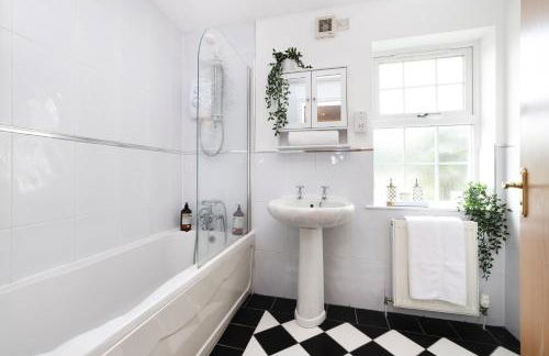 JOIVY Greenknowes Estate with Hot Tub and Bar - Farmhouse and Lodge - Photo 73