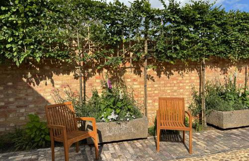 The Menagerie - Photo 19