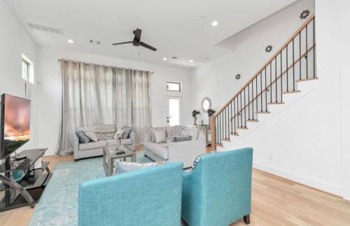 Tranquil Downtown Escape with Backyard - Photo 58