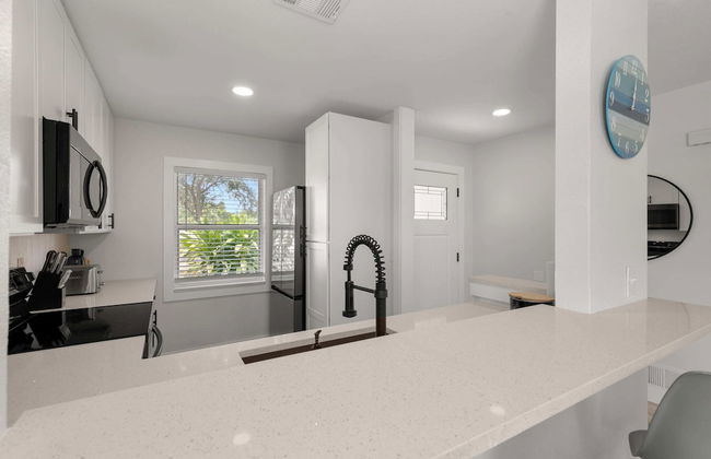 Relaxing 2BR Florida Home Close to Beach - Photo 17