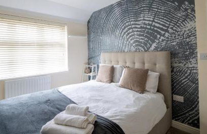 Impressive 4 Bed House Sleeps 8 - Private Parking Fast Wi-Fi Netflix & Foosball, Business Insurance and Leisure Travellers Welcome - Foto 2