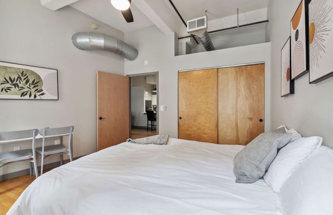 Spacious 2BR Downtown Retreat - Photo 9