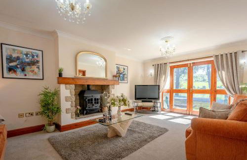 Pendle View Gatehouse Lakeside Stay - Photo 1