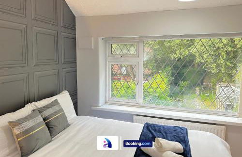 Spacious 3 BDR By Avalora Short Lets & Serviced Accommodation Queensway With Big Garden, Near Train Station, Airport & Large Driveway - Photo 22