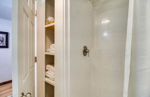 Serene Woodland Studio Retreat with Outdoor Amenities, Near Fishing, Hiking & Gentry, AR - Foto 12