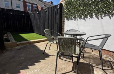 ResiLets - NEW 3 Bed Apt, Sleeps 5, Town Centre, Ideal for contractors, holidaymakers, Professional Short Stay - Foto 3