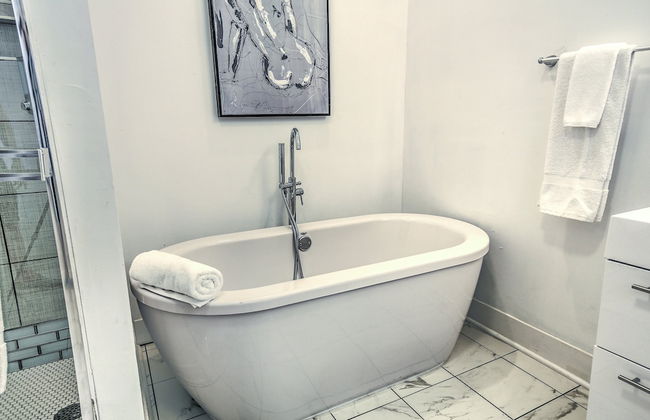 Expansive Downtown Home | JZ Vacation Rentals - Photo 16