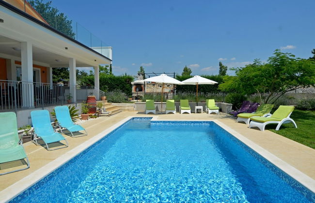 Exquisite Secluded Villa With Pool - Photo 29