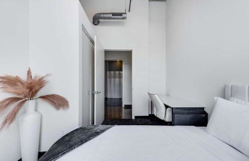 West Loop - City Views With In & Out Parking 2 - Photo 22