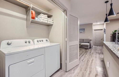 Cozy 1BR King Suite Close to Downtown w Fast Wifi - Photo 20