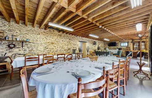 Stunning Home In Neuilly Le Vendin - Photo 6