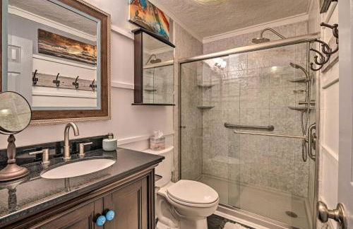 Eclectic Condo with Balcony 1 Block to Beach! - Foto 16