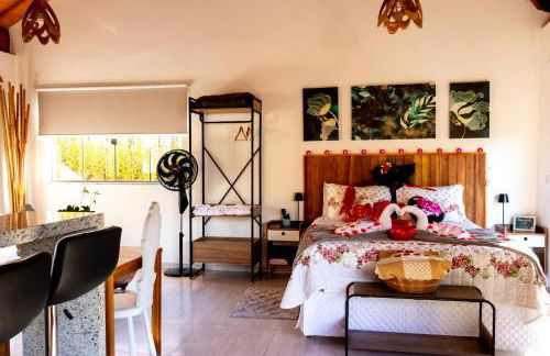 Chalé Canto do Galo 2 - Hidro da Jacuzzi, Lareira Ecológica, Cozinha Completa, Wi-Fi 80mbps, próximo a comércio local e relaxando ao som do riacho - Photo 23