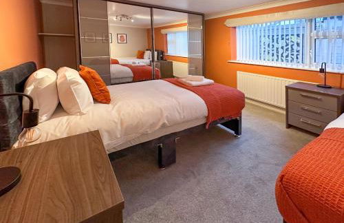 BLUNSDON LODGE - Spacious Bungalow, High Speed Wi-Fi, Free Private Parking, Garden - Foto 17