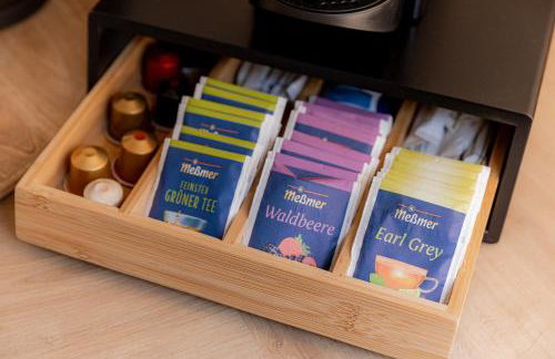 C4S COME4STAY Altötting - 3-Zi Whg I Zentrale Lage I Parkplatz I Balkon I WIFI I SmartTV I 1 Kingsize, 1 Queensize Bett I Office Arbeitsplatz I Wohnbereich mit Couch und Essbereich I voll ausgestattete Küche I Nespresso - Foto 14