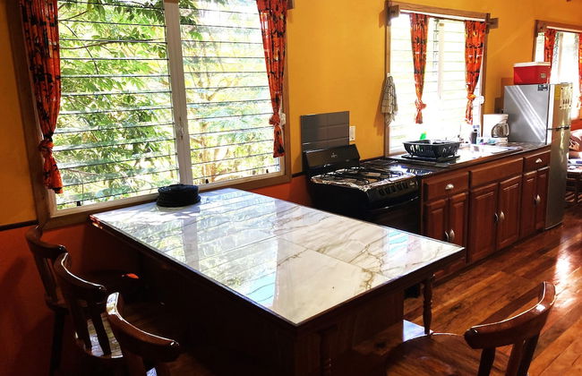 Family Treehouse Retreat Cozy Cabin in Tropical Gardens, Minutes From Ruins - Foto 14