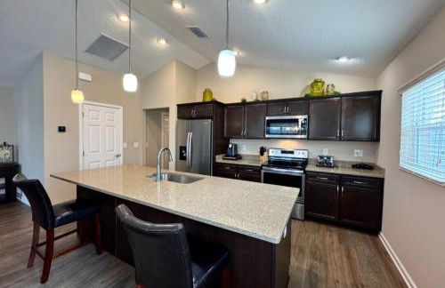 Cozy Oasis in Prime Location with Sunset Lake View, Golf Cart and Bathtub - Foto 36