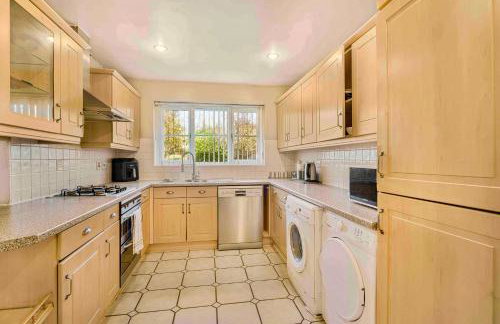 Spacious 4 Bedroom Warrington House with Free Parking Perfect for Contractors, Families and Business Guests - Foto 30