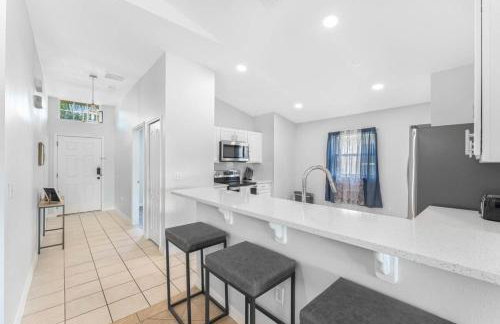 Stunning Newly Renovated Pool Home close to Disney - Foto 8