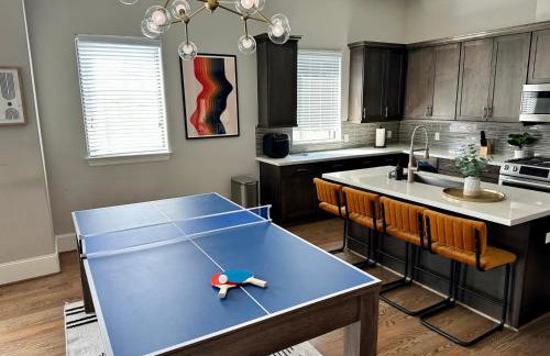 Luxury Downtown Home w Rooftop Deck in the Skyline - Photo 27