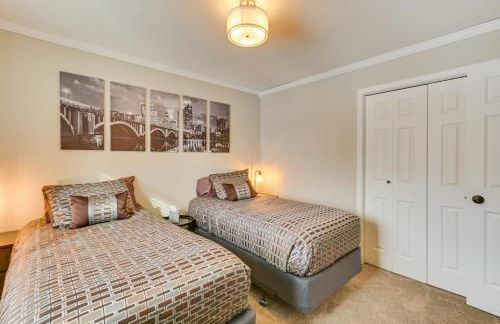 Riverfront Champlin Townhome with Deck and Water View! - Foto 32