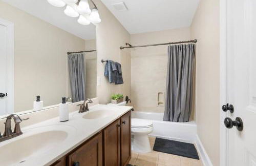 Spacious Family Getaway ~ Fire Pit~ Private Office - Foto 6