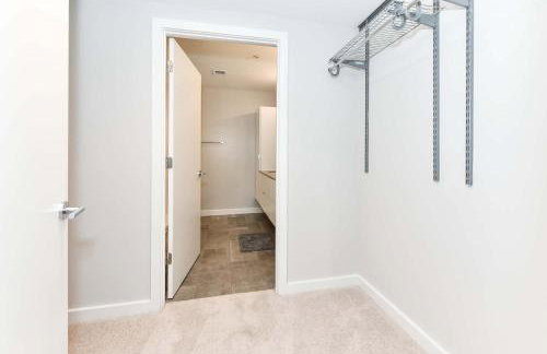 Urban 2BR Oasis with Scenic Rooftop and Gym - Foto 61
