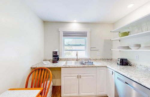 Shorebreeze Inn - Photo 28