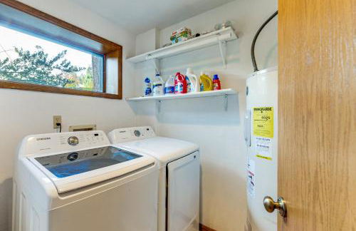 Serene La Conner Retreat with Fireplace and Deck! - Foto 24