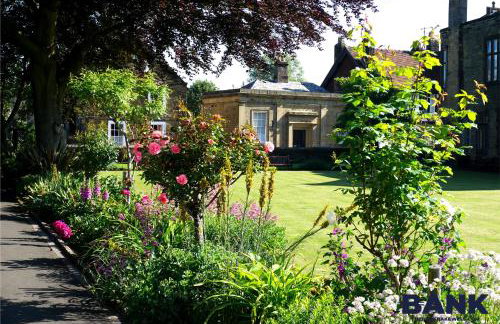Beautiful old bank in Bakewell - Photo 12