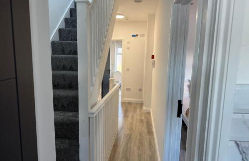 Modern Central Apartments with Balcony - Photo 56