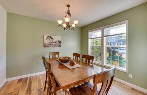 Spacious Home with Swim Spa and Deck in Medford! - Foto 11