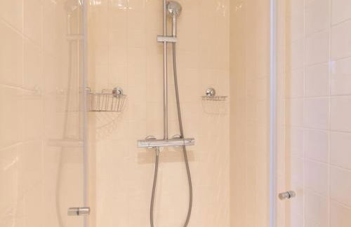 Chiado Stylish Bright Apt with AC - Photo 13