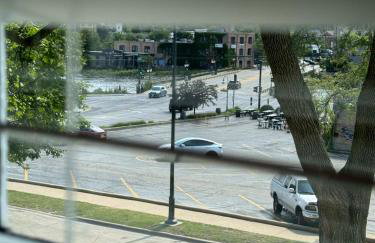 Walk Downtown & River Stylish Cozy Stay w Huge Porch - Foto 30