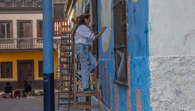 Pintando um mural no centro de Callao