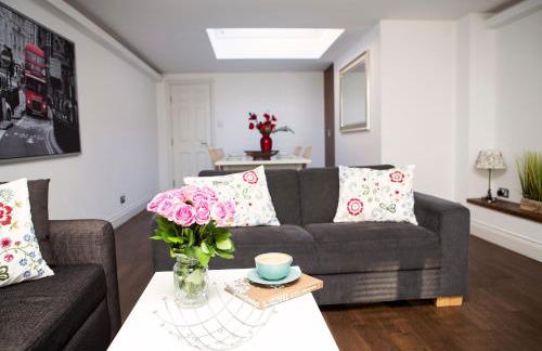 Apt 3, Trafalgar Sq Duplex, 3rd & 4th floor by Indigo Flats - Photo 10