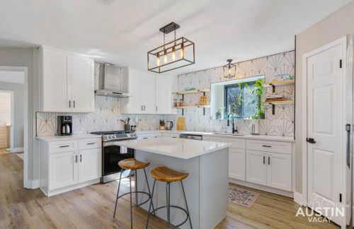 Family 3BR 2BA Home Near Charming Main Street w Cowboy Pool by Austin Vacay - Foto 13