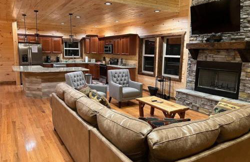 * * 4 Master Bedrooms, Views, Theater, Arcade, EVC - Photo 7