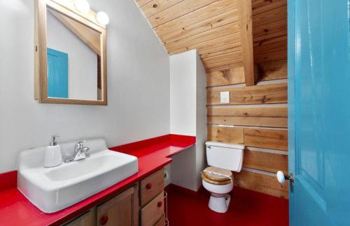 Beautiful Rustic Cabin Surrounded by Nature with Incredible Views and a Wrap-Around Deck for an Amazing Glamping Experience in Marshall, NC - Foto 26