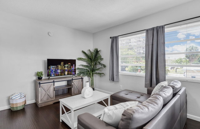 Bayview Regency Apartments By Lowkl - Photo 109