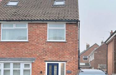 Ideal 4-bed home sleeps 7 - Nr Trafford Ctr & M60 - Foto 3