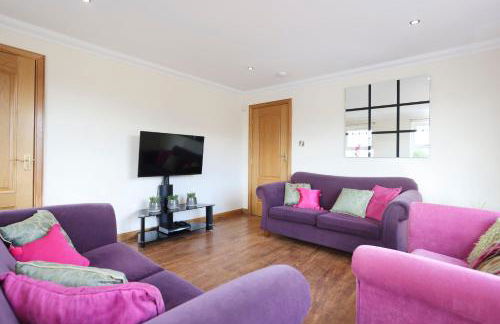 JOIVY Greenknowes Farmhouse with Hot Tub and Bar - Photo 10