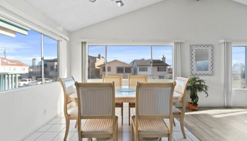 Ocean View Beach Stay w Pool Table & Bikes - Photo 4