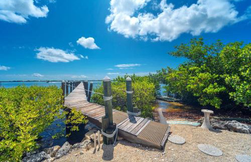 Waterfront Beach House with Dock & Heated Pool - Foto 10