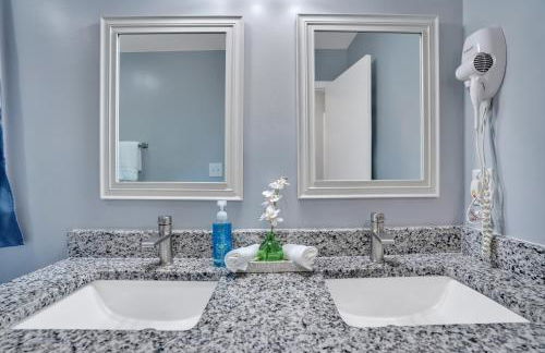 Shades of Gray 4BR Home w Mini Fridges - Foto 35