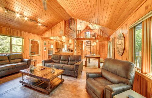 Pembine Cabin with Expansive Yard, Fire Pit and Grill! - Foto 3
