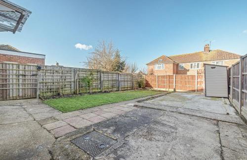 Stylishly decorated 3 bed house presented by Our Home Short Stays comfortable beds with crisp linen and plenty of outdoor space to enjoy - Foto 15