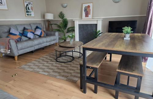 3BR House with Parking 10 Mins to Airport Sleeps 6 - Foto 7