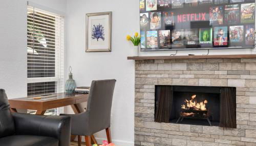 Arlington Entertainment District Home Green & White Door - Foto 2