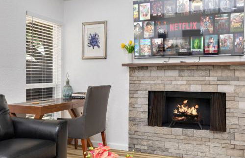 Arlington Entertainment District Home Green & White Door - Foto 2